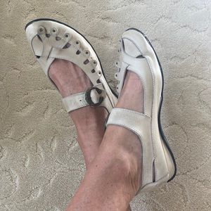 Soft supple leather slip on flats. Size 38 (8 US) brand Roberto Rosetti. Biege